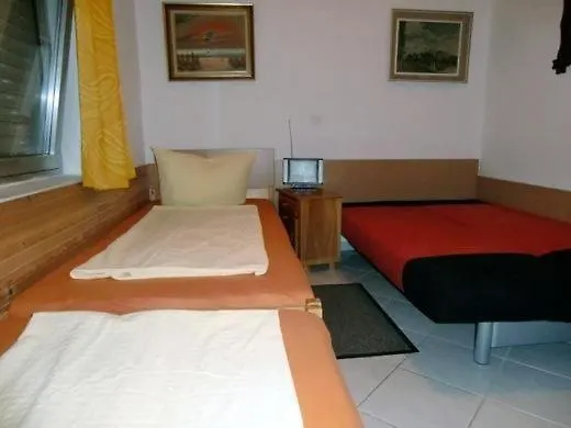 ויר Apartment Mit Grosser Terrasse Im Erdgeschoss קרואטיה